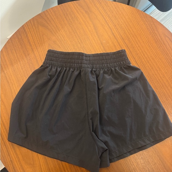 Vuori Villa Short - Black - Picture 3 of 3